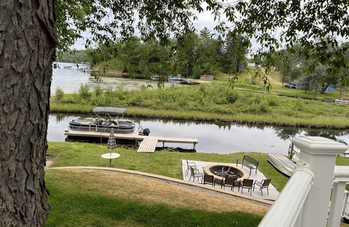 Hale House | Perfect Family Vacation Spot on Lake includes 24-foot pontoon & Acorn Stairlift