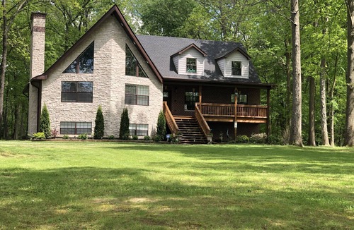 Delong House | Perfect getaway minutes away from Maxinkuckee Lake & Culver Academy!