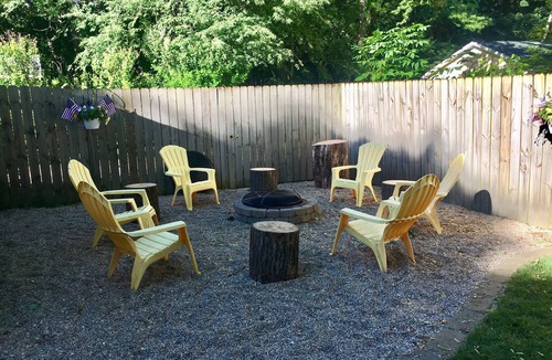 Union Pier Cottage | Perfect location in Union Pier. Room for all. Steps to the beach,stroll to town.