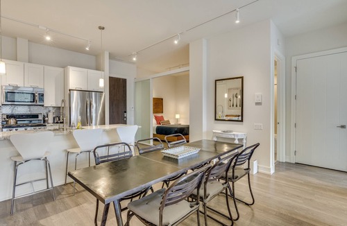 Sheridan Park House | Pet Friendly! Can You Smell the Popcorn and Peanuts? One Mile from Wrigley Field and Room for All the Super Fans! by RedAwning