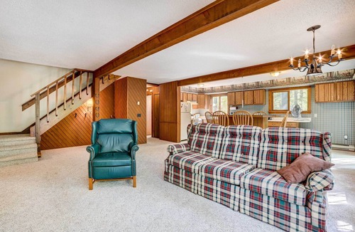 Michaywe House | Pet-Friendly Gem: Hike, Fish & Golf in Gaylord
