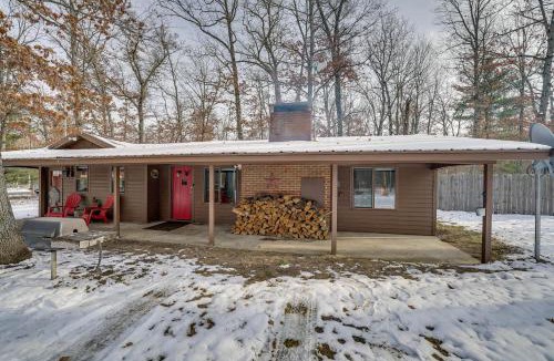 Irons House | Pet-Friendly Irons Cottage w/Fire Pit & Fireplace
