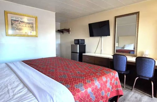 South Holland Hotel | Pet-Friendly Room w/Free Parking – Great for Solo & Business Travelers