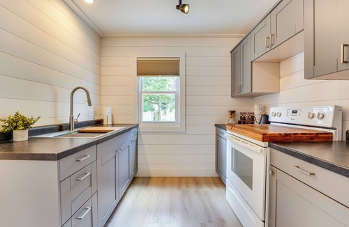 Lansing House | Pet Friendly Tiny Home w/Deck: Close to MSU