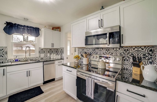 La Porte House | Pet Friendly w/Yard! Modern La Porte Home By Dtwn