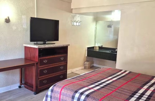 Ashburn Hotel | Plan Your Stay in a Peaceful Room w/King Bed Near Midway International Airport