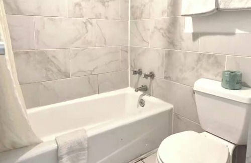 Ashburn Hotel | Plan Your Stay in a Peaceful Room w/King Bed Near Midway International Airport