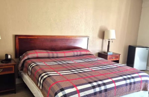 Ashburn Hotel | Plan Your Stay in a Peaceful Room w/King Bed Near Midway International Airport