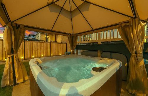 Chicago House | Portage Park, Jacuzzi, Movie Theater, Games & Arcade