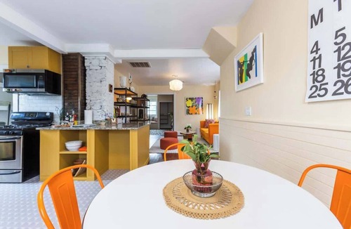 Bay View House | Potter Upper · Bright 1.5BR in the Heart of Bay View - w/Parking