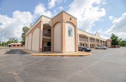 Elkhart Apartment | Premium King Bed | Daylight Inn Elkhart I-90, IN