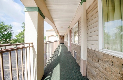Elkhart Apartment | Premium King Bed | Daylight Inn Elkhart I-90, IN