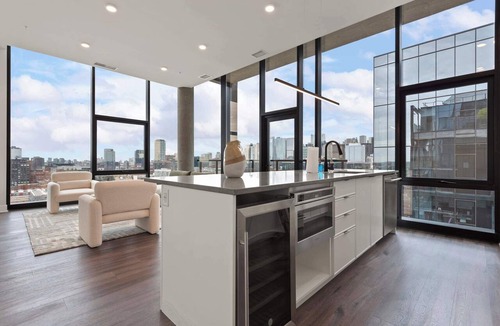 West Loop Apartment | Prime 4BR Penthouse w/Skyline Views for Families