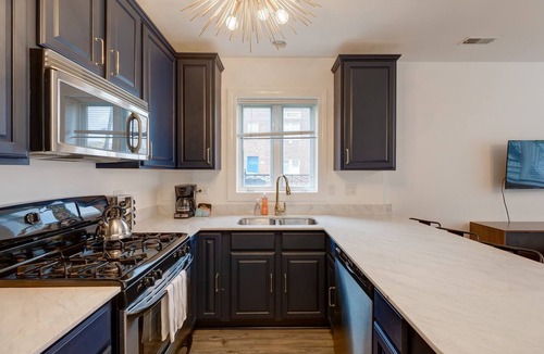 Tri-Taylor Apartment | Prime Location - Close to Public Transit, Little Italy, the Medical District and UIC by AllSet Turnover