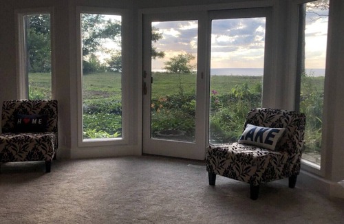 Riverside House | 🌅Pristine Private Lakefront⛵️Hot Tub♨️, Fire Pit🪵, WIFI & AC! 🛥️