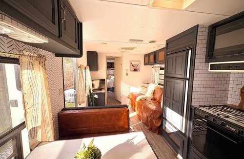 Fostoria RV Rental | Private 2 RV Glamping Retreat w/Hot Tubs