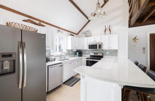 Sea Retreat House | Private and Quiet Family Retreat - Steps to the Beach