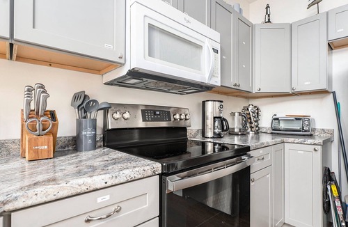Arcadia House | 🌅 Private Beach + Lake Views Pet-Friendly Chalet ➠ 18396