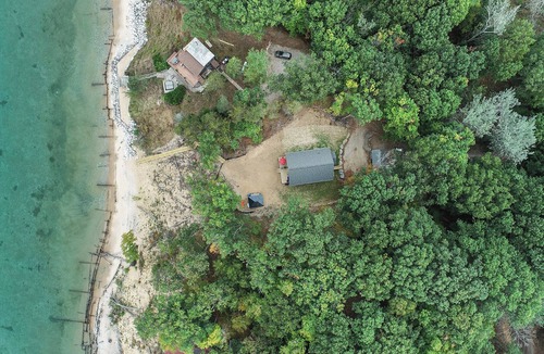 Arcadia House | 🌅 Private Beach + Lake Views Pet-Friendly Chalet ➠ 18396