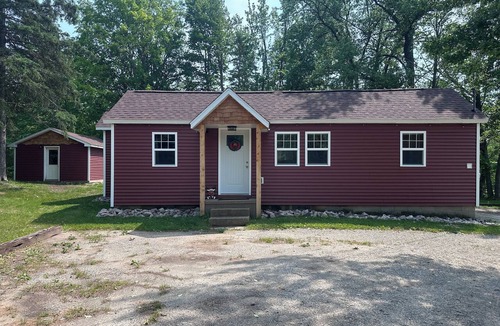 Munising Cabin | Private hot tub -2 king beds -near Pictured Rocks!
