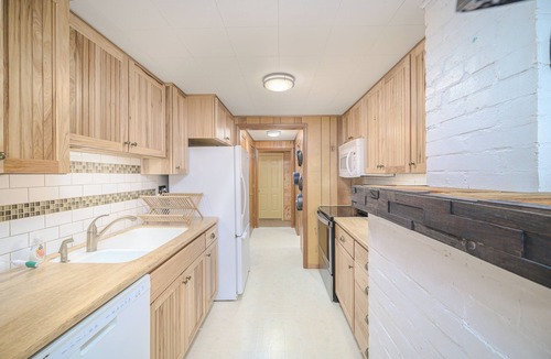 Rumely Cottage | Private Lakefront, Aquapark Access, Wood-Fired Sauna, Kayaks, Playset, Garage