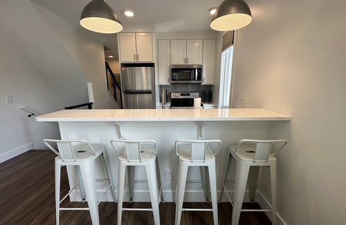 Traverse City Condo | Private Rooftop! BayView&Town2 Lake Michigan Views. Walk to Beach AND Dining!