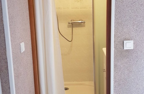 Saint-Herblain Bed & Breakfast | Private room with independent access, 2 pas Polyclinique, Zénith, 20min centreNantes