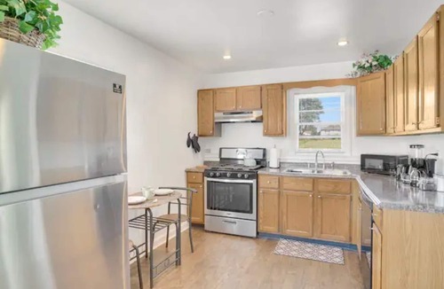 Lombard House | PROMO 10% MONTHLY DISCOUNT! Comfy Home w Access to Major Roads/Hwys, Huge Yard