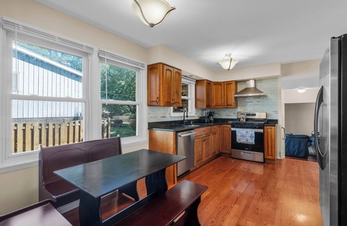 Arlington Heights House | PROMO 10% WEEKLY 15% MONTHLY DISCOUNT 2-Car Garage Cal King Bed Fenced Yard