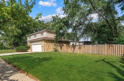 Arlington Heights House | PROMO 10% WEEKLY 15% MONTHLY DISCOUNT 2-Car Garage Cal King Bed Fenced Yard