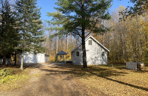 Mancelona Ski Chalet | Quaint Chalet w/huge Garage for Toys - Pet Friendly