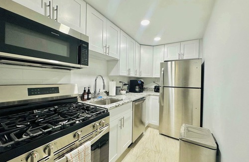 Lake View East Apartment | Quiet 1 Bedroom, 1 Free Parking, High Speed Wi-Fi