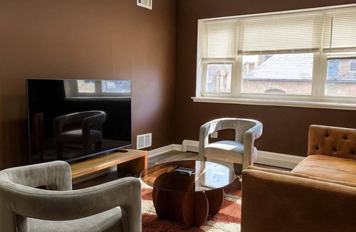 Lake View East Apartment | Quiet 1 Bedroom, 1 Free Parking, High Speed Wi-Fi