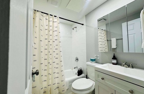 Lake View East Apartment | Quiet 1 Bedroom, 1 Free Parking, High Speed Wi-Fi
