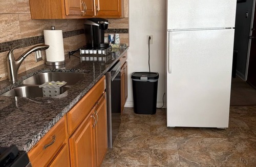 Skokie Apartment | Quiet cozy 2-bedroom apartment with AC in vibrant Skokie