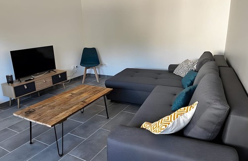Selles-sur-Cher House | Quiet vacation home near Beauval 10p with private terrace, shared garden, and Wi-Fi