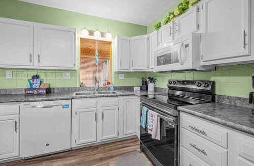 Crystal House | Rare 9BR Luxury Retreat ~4 Bath ~Hot Tub ~Game Room ~2 Kitchens ~Lake Access