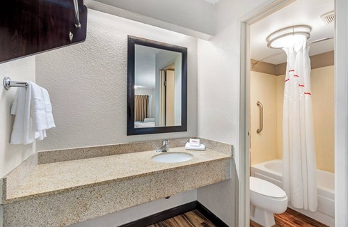Oak Creek Hotel | Red Roof Inn Milwaukee – Airport/Oak Creek