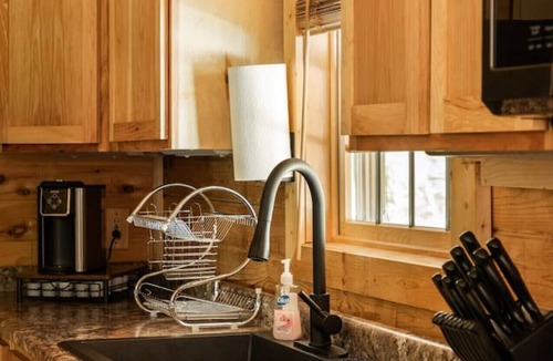 Baldwin Cabin | Reel Paradise, The Fishermen Cabin: Hot Tub & Fun!