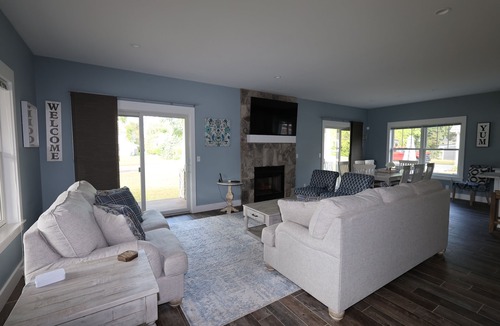 West Wing Estates House | Relax by Lake Michigan within a 5-min stroll