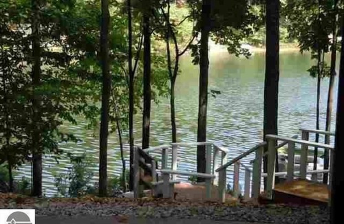 Mayfield House | Relax On a Private Lake! Minutes from Traverse City