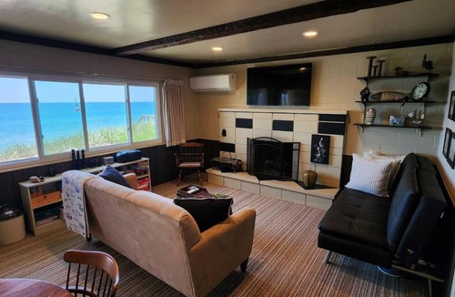 Montague House | Relax on Lake Michigan at Reagan's Landing