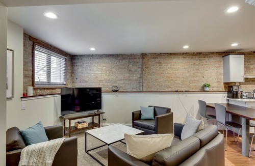 North Center Apartment | Relaxing in Ravenswood - This Neighborhood is Great for Any Group and Close to Everything! by AllSet Turnover