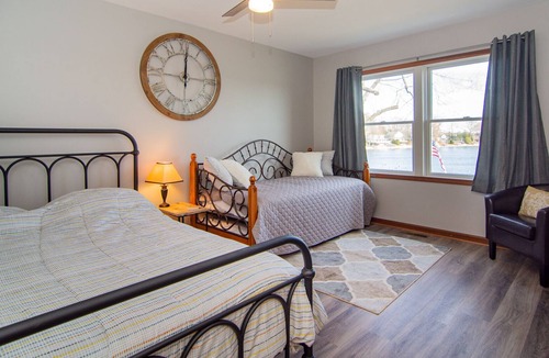 Niles House | Relaxing Lakefront House-Perfect Family Vacation