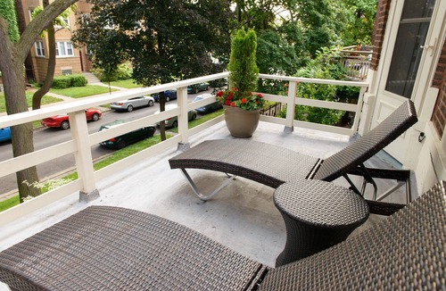 Rogers Park Apartment | Remodeled, spacious and bright apartment — near Loyola, beach & subway