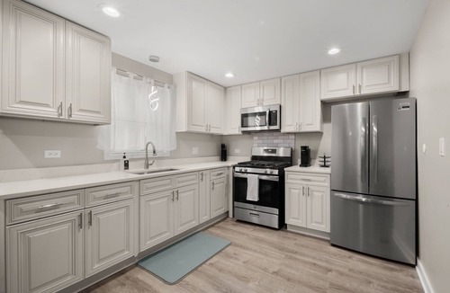 Chicago House | Remote Worker Special: 2-bedroom townhome in Jackson Park Highlands neighborhood