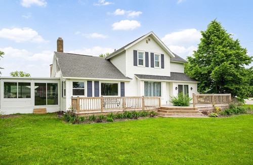 Burnips House | Renovated Cityside Farmhouse, Garden/Historic Barn