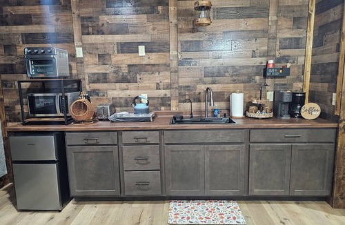 Willisburg Cottage | Restin' Holes Ky Bourbon Trail C -Sauna-HotTub-Gym-Playground-Waterfall-Themed