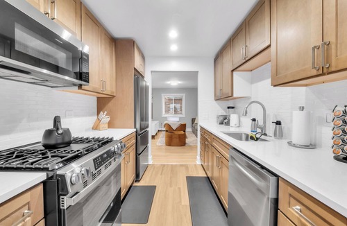 West Ridge Apartment | Retreat Near Andersonville 3BR Newly Remodeled