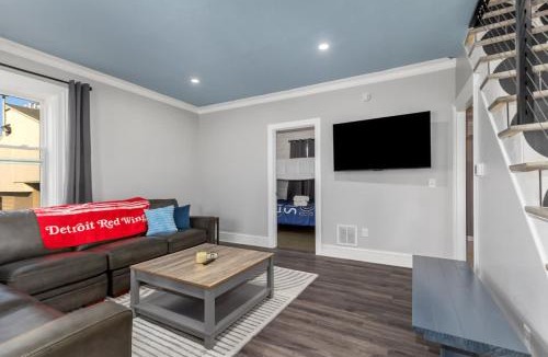 Grand Rapids House | Rink Side Retreat